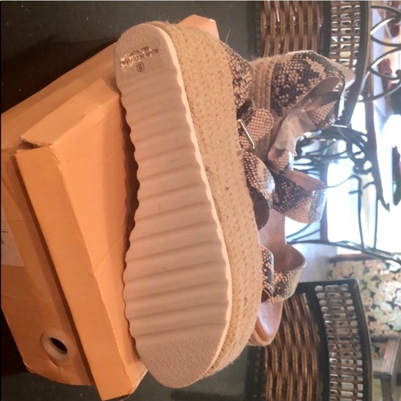 Snake print woven espadrille sandals - Picture 3 of 5